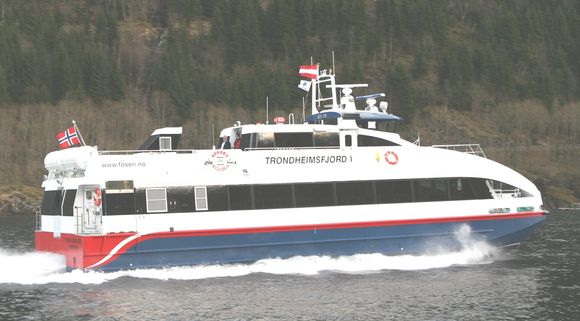 Hurtigbåten Trondheimsfjord I og søsterskipet Trondheimsfjord II er bygget ved Brødrene Aa i Hyen i 2008. Båtene går i 32,5 knop og har plass til 130 passasjerer. <i>Foto: Fosen Trafikklag</i>