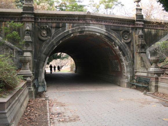 Cleft Ridge span bridge i Prospect Park, Brooklyn, New York ble ført opp i 1871-72 og regnes som verdens eldste bru laget med armert betong. Til sammen er det i dag 2,5 millioner betongbruer i verden som alle skal sjekkes med jevne mellomrom. <i>Foto: Dave Smith, Wikimedia</i>