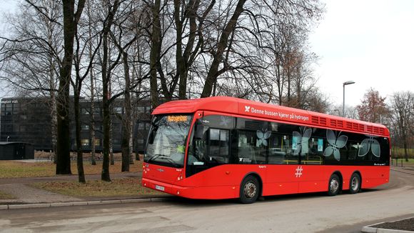 En av fem brenselcellebusser som etter planen skal frakte passasjerer i ytterligere tre år. <i>Foto: Per Erlien Dalløkken</i>