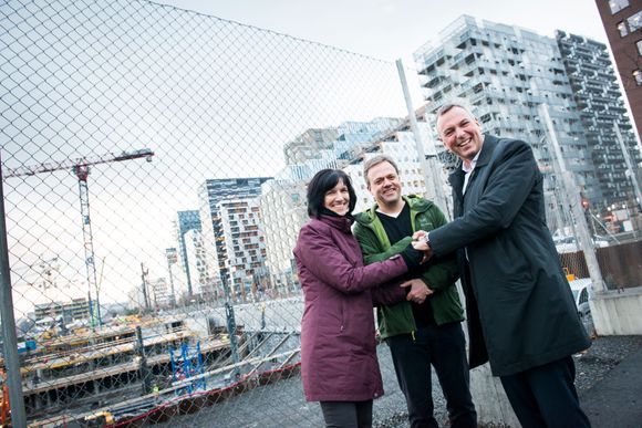 Fra venstre direktør Kimberly Lein-Mathisen i Microsoft Norge, Bjørn Olstad og Rolf Thorsen, direktør i OSU. <i>Foto: Pressefoto</i>