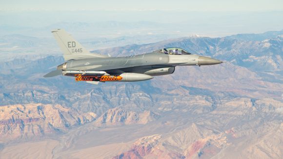 Et F-16 fra flybasen Edwards bærer et JSM-testmissil over skytefeltet i Utah. <i>Bilde:  Christopher Okula</i>