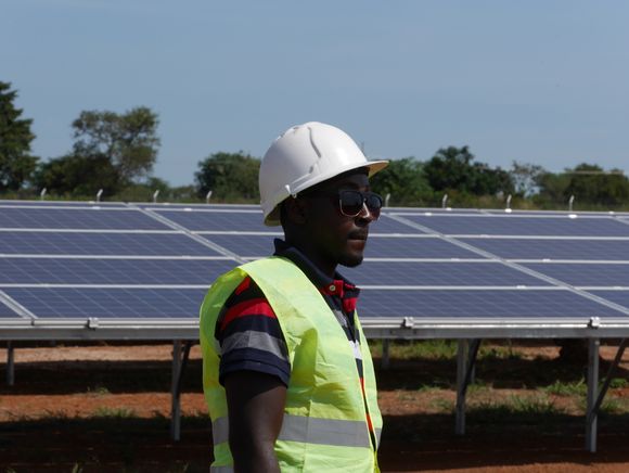 Ambrose Kamukama jobber ved den nyåpnede solparken i Soroti i Uganda, som er Øst-Afrikas største. <i>Foto: Stanislas Merlet, Multiconsult</i>