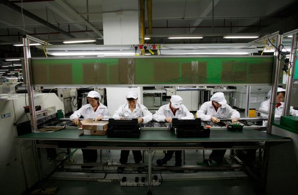 Foxconn-arbeiderne står i fare for å bli automatisert vekk. Bildet er fra Longhua i den sørlige Guangdong-provinsen i Kina. <i>Foto: BOBBY YIP</i>