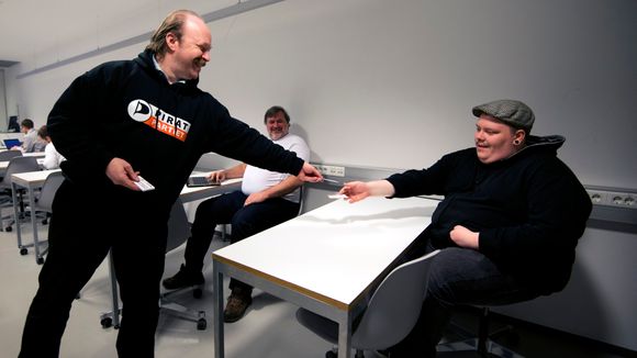 Piratpartiets Geir Aaslid delte villig ut partiets visittkort til studentene på IT-linjen ved Høgskolen i Østfold før stortingsvalget i 2013. <i>Foto: Mathias Klingenberg</i>