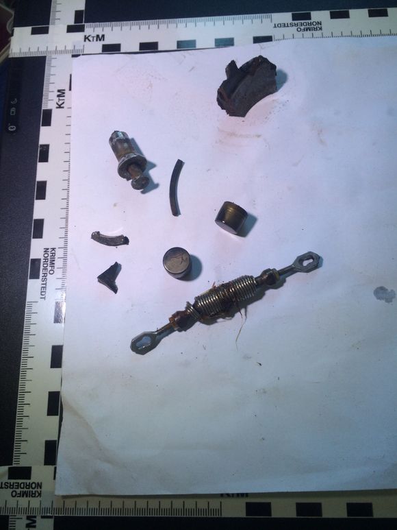 Deler av girboksen og kulelager funnet på bunnen et godt stykke fra stedet helikopteret styrtet. <i>Foto: Miko Marine</i>