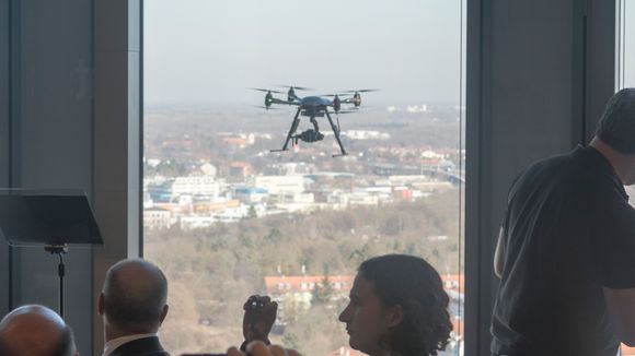 Det engelske selskapet Aerialtronics produserer industrielle droner og har etablert et partnerskap med IBM rundt Watson-teknologien som skal hjelpe dem å analysere videodata fra dronene. En slik drone hang utenfor vinduet og filmet inn i pressekonferansen. <i>Foto: ORV</i>