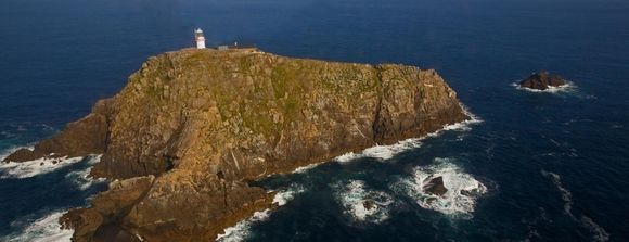 CVFDR og stordelen av skroget er lokalisert i sjøen i nærheten av Black Rock og vil bli hevet så snart været tillater det. <i>Foto: Commissioners of irish lights</i>