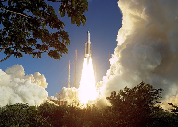 Fartøyet Ariane 5 ECA er fullastet av satellitter når det er på vei til å ta av fra Fransk Guyana i slutten av 2016. <i>Foto: NTB scanpix</i>