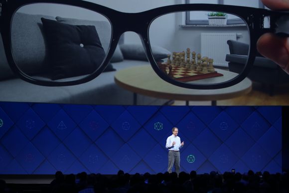 Michael Abrash, sjefforsker hos Oculus, spår at vi alle vil gå med elegante smartbriller, i alle fall om en 20 til 30 års tid. <i>Bilde: Facebook</i>