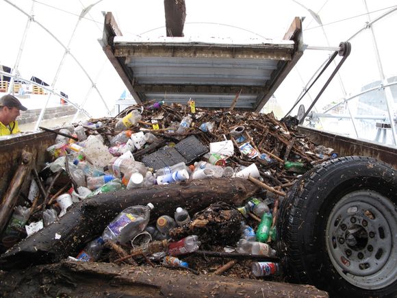 Maskinen samler inn svært mye forskjellig avfall fra havet. <i>Foto: Courtesy of Waterfront Partnership of Baltimore</i>