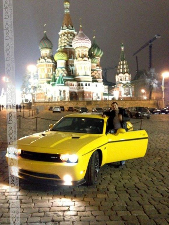 Hackeren skal ha levd et luksusliv ifølge amerikansk påtalemyndighet. Dette utdaterte bildet med Roman Seleznev i en sportsbil ved Kreml ble brukt under rettssaken mot ham. <i>Foto: US Department of Justice</i>
