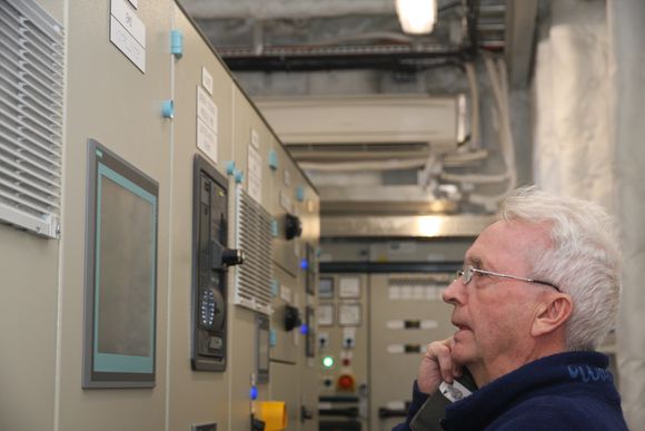 Teknisk inspektør Geir Haaland i kontrollrommet for el-systemet på Ampere.. <i>Foto:  Tore Stensvold</i>