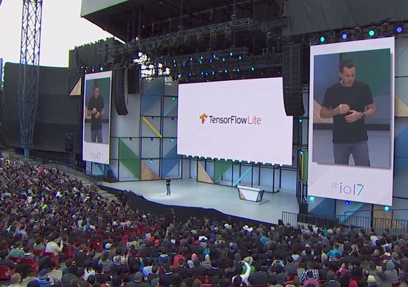 Googles Dave Burke introduserte i går kveld TensorFlow Lite. <i>Bilde: Google</i>