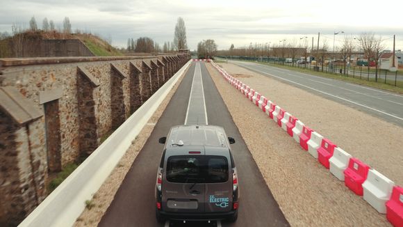 Forskningsprosjektet testet ut trådløs lading i veibanen. <i>Bilde:  Groupe Renault</i>