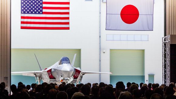 AX-5, det første japanskbygde F-35A, rulles ut av Mitsubishi-fabrikken for et halvt år siden. <i>Bilde:  Lockheed Martin Photography by Thinh D. Nguyen</i>