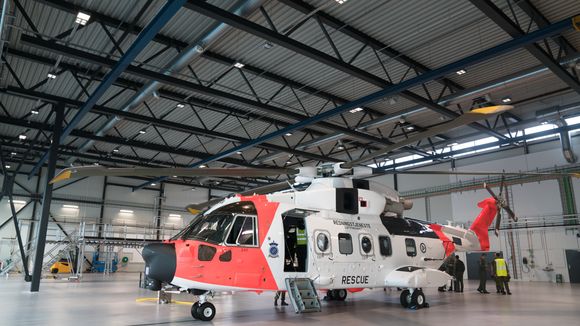 AW101 inne i den ene av tre helidokker da hangaren på Sola ble offisielt åpnet i juni. <i>Bilde:  Eirik Helland Urke</i>