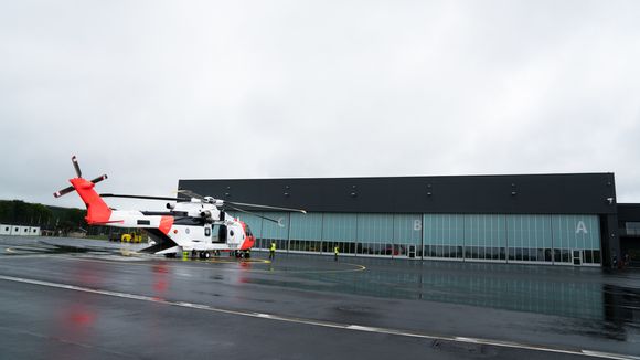 Et av redningstjenestens nye AW101-helikoptre utenfor 330-skvadronens nye basebygg på Sola. <i>Foto:  Eirik Helland Urke</i>