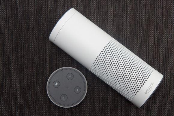 Amazon Echo (øverst) ved siden av Amazon Echo Dot. Begge kan gjøre det samme, men Echo kan også fungere som Bluetooth-høyttaler. <i>Foto: Kurt Lekanger</i>