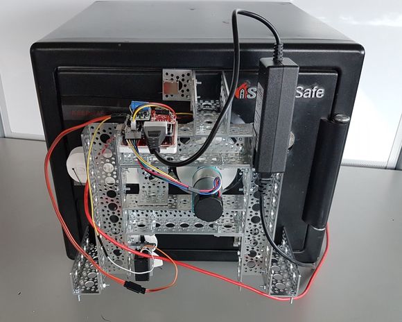 Her er SparkFun Safe Cracker-roboten montert på safen Nathan Seidle fikk til jul i fjor. De sentrale komponentene er et Arduino-enhet og en trinnmotor. Roboten er festet til safen med magneter. <i>Bilde: SparkFun Electronics</i>