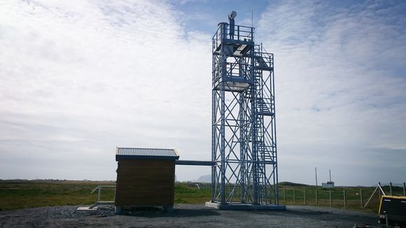 Dette er det nye tårnet på Røst (ENRS) som nå sender direktebilder til det nye kontrollsenteret i Bodø.. <i>Foto:  Kongsberg</i>