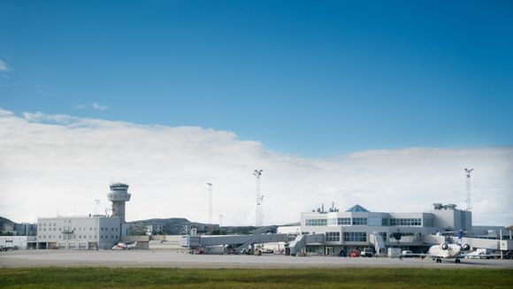 Det første tårnsenteret (CRTC) befinner seg i terminalbygget til høyre og skal etter hvert bli reserveløsningen for et tårnsenter i tilknytning til flysikringsbygget på Bodø lufthavn.. <i>Foto:  Eirik Helland Urke</i>