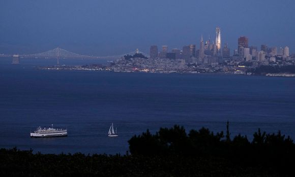 Kveldssolen skinner på San Franciscos nye landemerke og høyeste bygning, Salesforce Tower. <i>Foto:  Eric Risberg/AP</i>