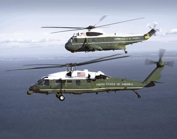 VH-60N White Hawk (nederst) og VH-3D Sea King. <i>Bilde: US Marine Corps</i>