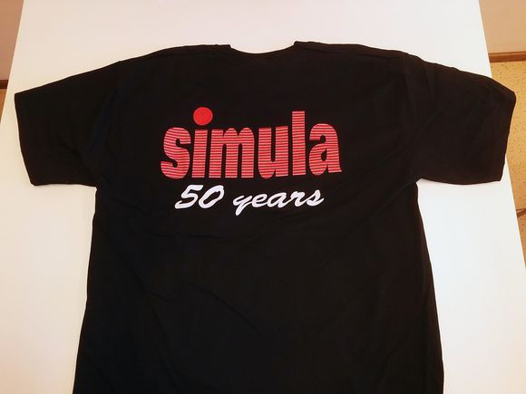 Jubileums-t-skjorten for Simula. Dette er baksiden. Foran er det en mindre tekst som sier «Simula does it with class» <i>Foto:  Arne Maus</i>