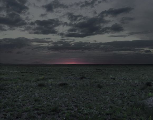 «The Polygon Nuclear Test Site VII (Dust to Dust), Kazakhstan». Bildene ble utstilt på Flowers Gallery i New York i mai i år. Området er nesten helt jevnet med jorden, for å bevare de militære hemmelighetene.  <i>Foto:  Nadav Kander via Flowers.</i>