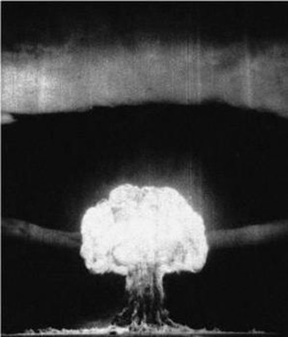 RDS-1, kodenavn «Første lynnedslag» (<i>Первая молния) </i>eller Joe 1. Ble sprengt 29. august 1949. Var lik «Fat Man» som ble sprengt over Nagasaki.