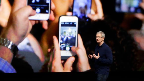 Apple-sjef Tim Cook under annonseringen av iPhone 7 i 2016. <i>Bilde:  AP Photo/Marcio Jose Sanchez</i>