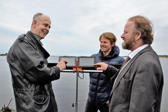 <p>Egenutviklet: Uni Research Polytec har utviklet dette stereometriske bølgekameraet for å kunne kartlegge bølgene i verdensarvfjorden i Sogn. Fra venstre instituttleder Torleif Lothe og seniorforsker Tony Oosterkamp.</p> <i>Bilde: Thomas Førde</i>
