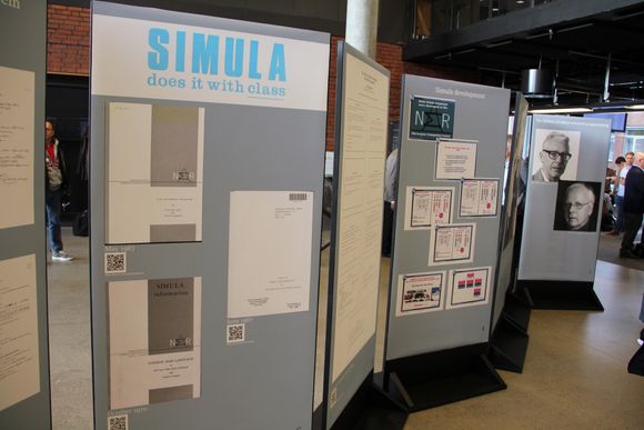 Ved Institutt for informatikk er det nå en utstilling i forbindelse med 50-årsjubileet til Simula 67. <i>Foto:  Harald Brombach</i>