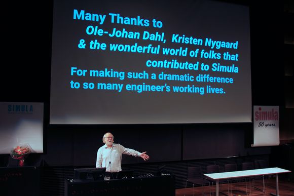 James Gosling med en hyllest til blant annet Ole-Johan Dahl og Kristen Nygaard for deres arbeid med Simula. Bildet er fra hans foredrag i forbindelse med Simula 67-jubileet i 2017. <i>Bilde:  Harald Brombach</i>
