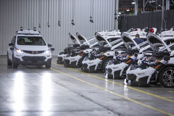 Autonome testbiler av typen Chevrolet Bolt på Orion-fabrikken. <i>Foto:  Jeffrey Sauger</i>