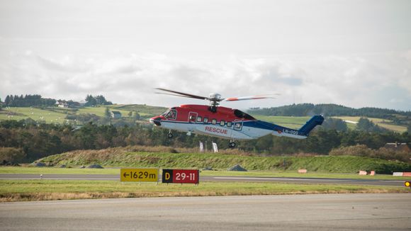 Helikopteret som ble levert til Sola fredag dro rett videre til Statfjord B der det nå står stasjonert. <i>Foto:  Ina Steen Andersen</i>
