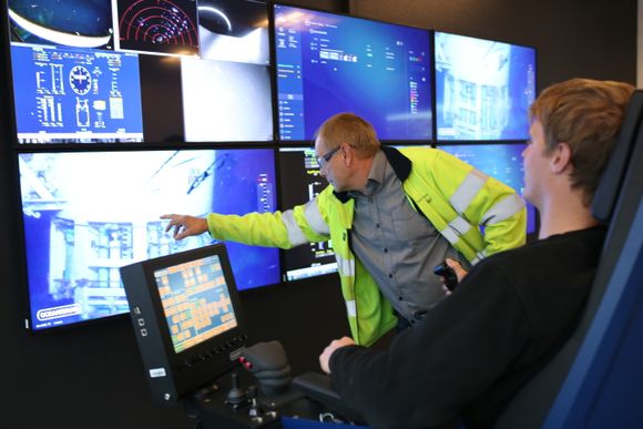 Styres fra kontoret: I kontrollrommet på Forus kan ROV-pilot Reidar Nedland styre med millimeterpresisjon – og bli underholdt av hvordan stor fisk sluker mindre fisk i havet.  <i>Foto:   Tormod Haugstad</i>