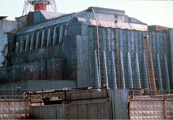 Den fjerde reaktoren i Tsjernobyl har blitt pakket inn i en såkalt sarkofag i håp om at det skal hindre ytterligere radioaktiv stråling. <i>Foto:  Pressfoto/NTB Scanpix</i>