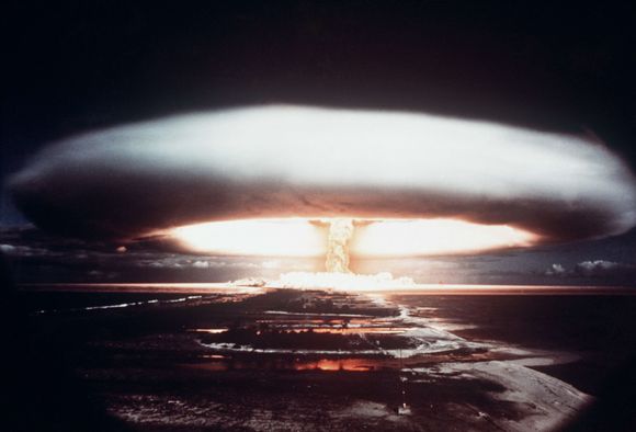 I tiden etter andre verdenskrig ble det gjennomført prøvesprengninger av kjernevåpen av flere land. Bildet viser en av over 130 prøvesprengninger Frankrike gjennomført i Mururoa i Stillehavet. <i>Foto:  AFP/NTB SCANPIX</i>