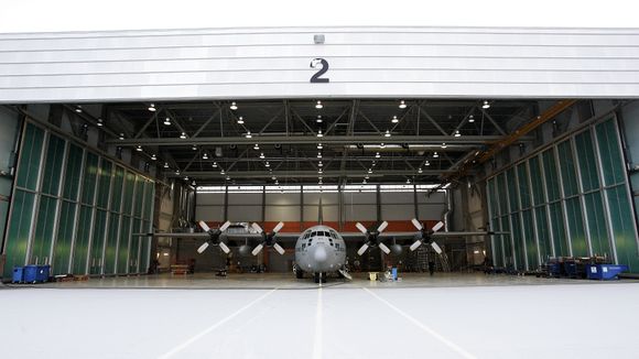Et C-130H Hercules gjøres klart i hangaren på Gardermoen flystasjon i januar 2008 noen få måneder før utfasingen. <i>Foto:  Torbjørn Kjosvold / Forsvaret</i>