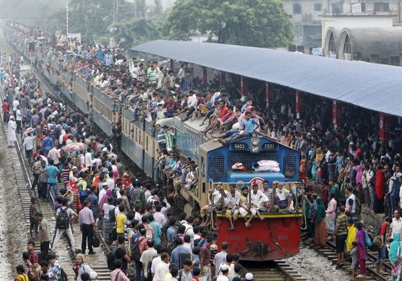 Verdens befolkning har økt eksponentielt siden de første klimaalarmene om overbefolkning gikk på 1970-tallet. Bildet viser et tog på vei inn til flyplassen i Dhaka i Bangladesh i forbindelse med Id-feiring i 2015. <i>Foto:  ASHIKUR RAHMAN/NTB Scanpix</i>
