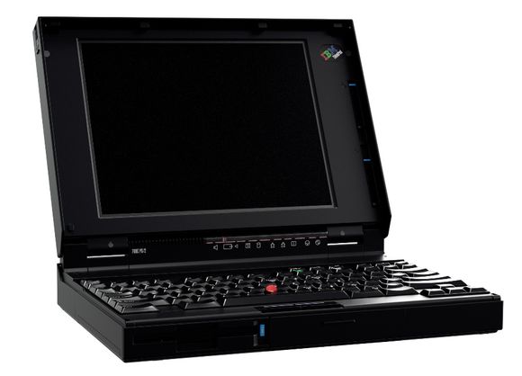 IBM ThinkPad 700C fra 1992 var tung og ikke minst tykk, sammenlignet med dagens bærbare pc-er. <i>Bilde: Lenovo</i>