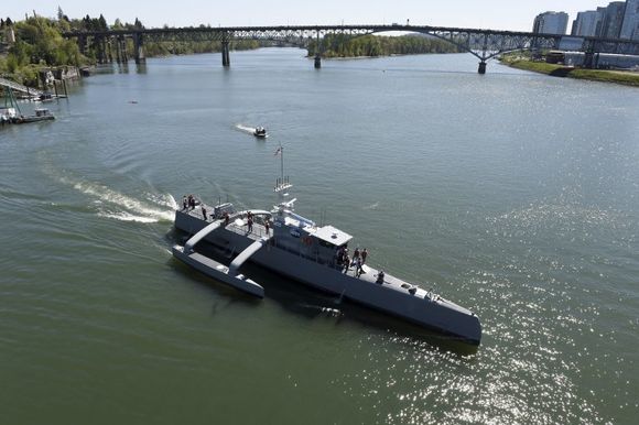Amerikanske Sea Hunter er utviklet for autonom ubåtjakt og elektronisk krigsføring. Skipet skal nå gjennom et to års testprogram før det blir satt inn i tjeneste. <i>Foto:  U.S. Navy photo by John F. Williams/Released</i>