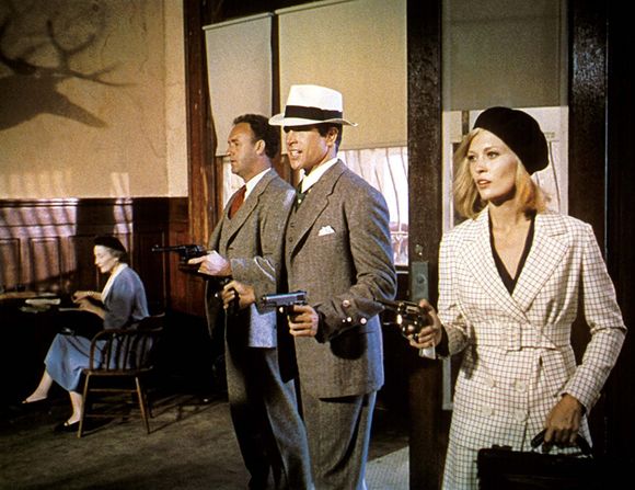 Gene Hackman (t.v), Warren Beatty og Faye Dunaway fra filmen Bonnie and Clyde fra 1967. <i>Foto:  Warner Brothers</i>