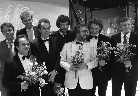 Filmen "Orions Belte" får flest priser under Amandapris-utdelingen i 1985.Her en del av teamet bak filmen.Fra v.: Geir Bøhren, komponist, Petter Borgli, produsent, Bent Åserud, komponist, Dag Alveberg, produsent, Helge Jordal, ,Harald Paalgaard  og Bjørn Breigutu. <i>Foto:  Due, Hans/NTB Scanpix</i>