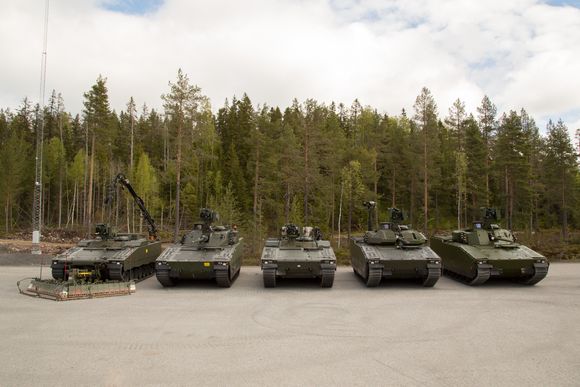 Her er alle de fem medlemmene i den nye norske CV90-familien, fra venstre: Stormingeniørvogn, stormpanservogn, multirollevogn, oppklaringsvogn og stridsledelsesvogn. <i>Foto:  Nils Bjuggstam</i>