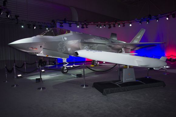 Også JSM fikk litt rampelys da Norges første F-35, AM-1, ble rullet ut fra Lockheed Martin-fabrikken for to år siden. <i>Bilde:  Angel DelCueto</i>