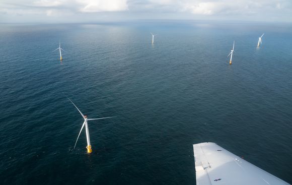 Det som skiller Hywind-turbinen fra andre flytende havvindturbiner er blant annet sparbøyekonseptet - som holder vindmøllen oppreist i vannet. <i>Foto:  Eirik Helland Urke</i>