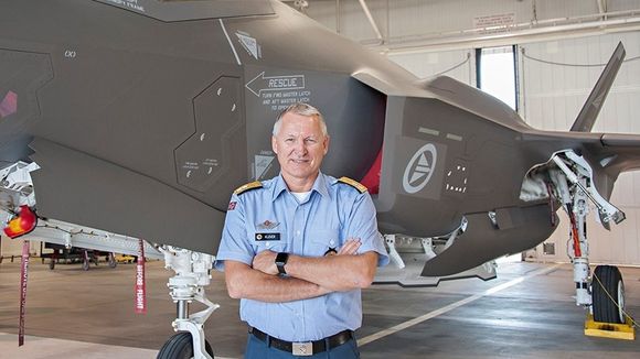 Morten Klever foran et av de tre flyene som i november flyr til Ørland. <i>Foto:  Lockheed Martin</i>