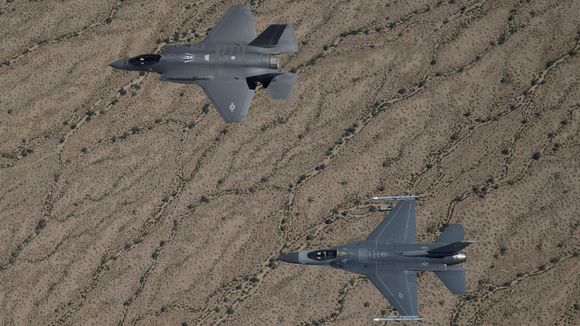 Snart vil den kjente F-16-profilen suppleres med den nye F-35-profilen også i norsk luftrom. <i>Foto:  Lockheed Martin</i>